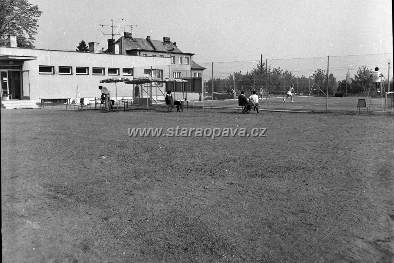 nerudova (14).jpg - Tenisové kurty na místě bývalého fotbalového stadionu. Rok 1986. Foto Vladimír Tkáč
